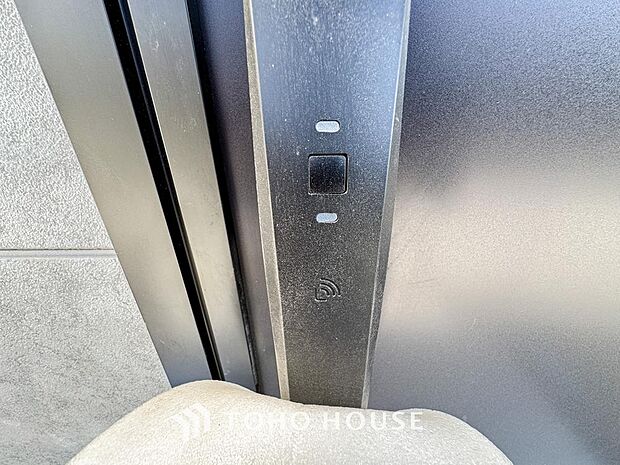 ボタンひとつで鍵の施錠・解錠が出来る設備。防犯対策への意識が高まっている最近では、補助錠として鍵穴のない電子錠を選ぶ方も増えています。