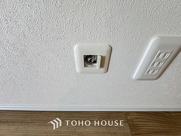 リビングには、ガスコックがございます。ガスファンヒーター等を利用する際にあると役立ちます。