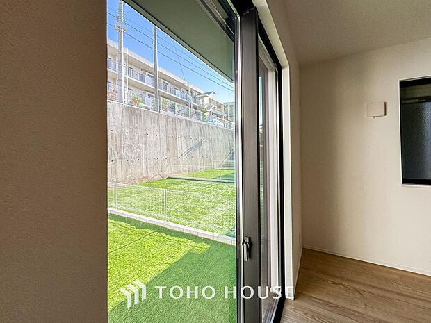 「Low-e複層ガラス」断熱複層ガラスとも呼ばれます。ガラスとガラスの間に特殊ガス層を作ることで、断熱性能や結露防止効果や紫外線カット性能を高めたガラスを採用したサッシが装備されています。