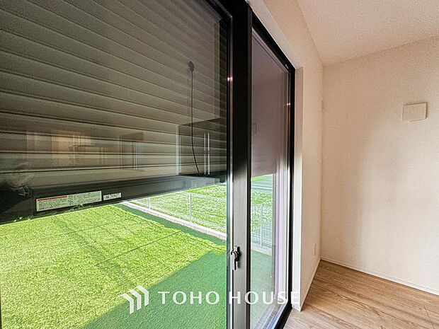 「シャッター」台風などの激しい雨・風からお家を守るのはもちろん。空き巣対策などの防犯抑止や防音にも効果を発揮します。夜勤明けで真っ暗にして眠りたい方にも必須のアイテムです。