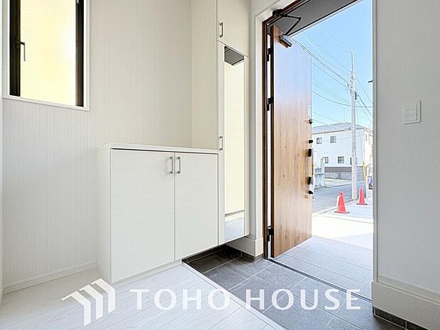 毎日みんなを見送り、そして迎え入れる場所だから。帰りたくなる家をテーマに設計した、自慢の玄関です。