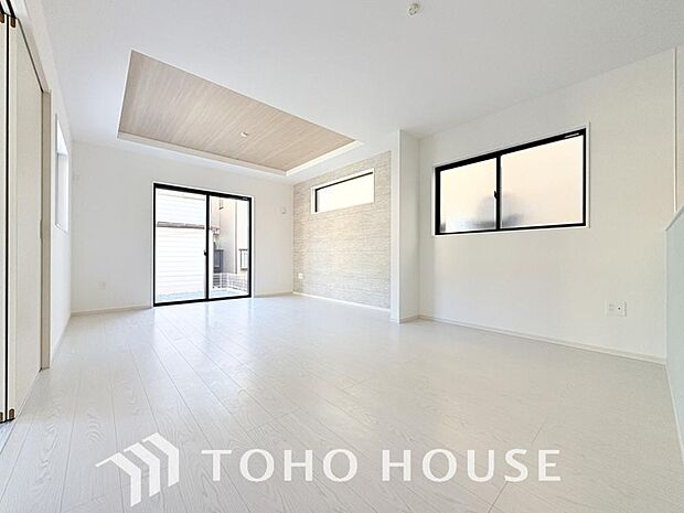 光が注がれる青い空から鮮やかに赤色にゆっくりと染まる。そんな優しい時間がここでは流れてゆく。