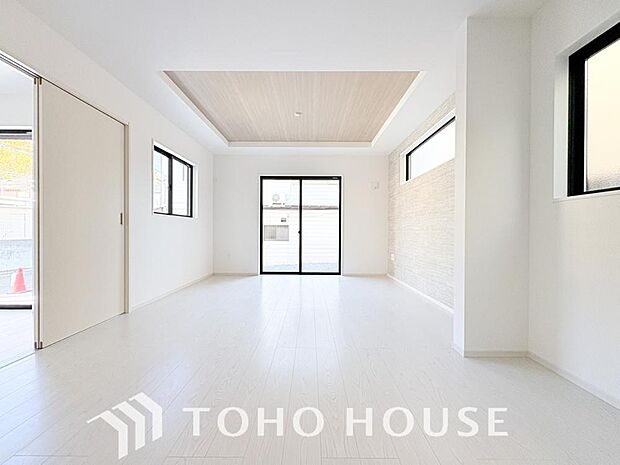 リビングも広く設け、訪れる人々を暖かく迎えてくれます。