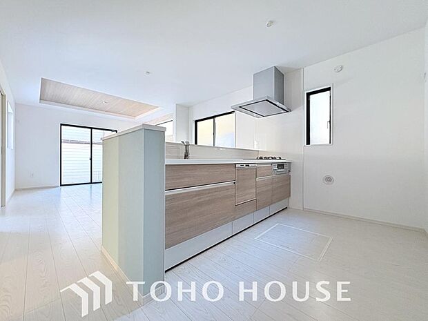 キッチンの収納は、デッドスペースになりやすい箇所を有効活用できる、スライド式収納を採用しました。