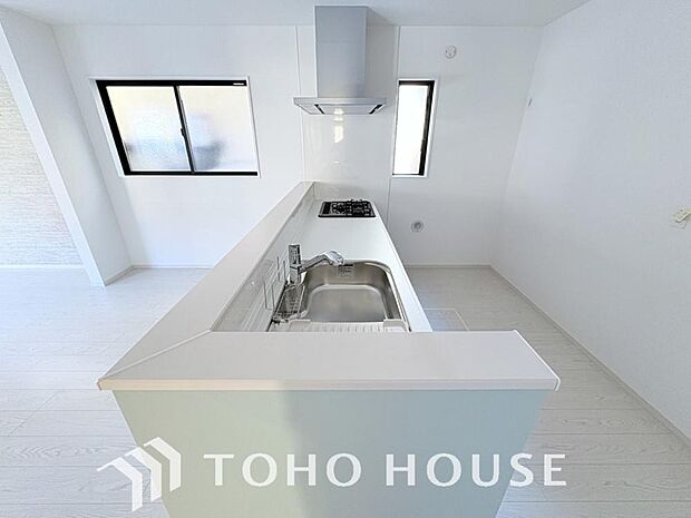 ご家族みんなで調理ができる位のスペースを実現したキッチン空間となっております。