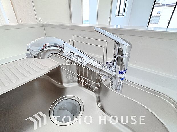 浄水器。ボタンひとつで浄水と原水に切り替えられる浄水器一体型水栓を使用。