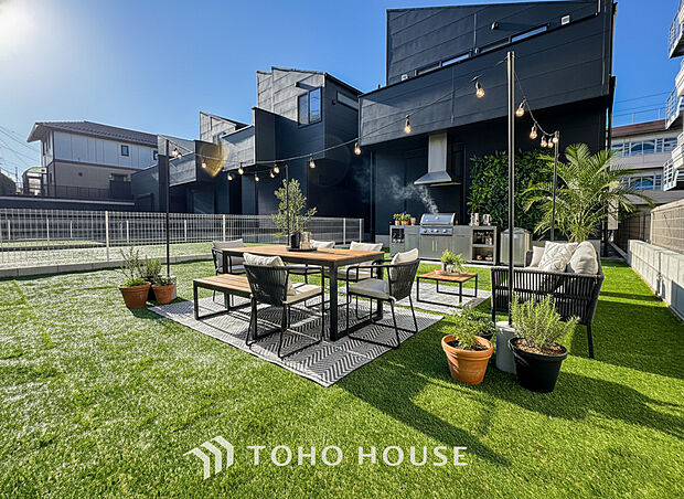 プライベート性を重視した専用庭は、リビングテラスと連動しております。ガーデニングやプール、ペットと遊んだりも出来る環境を手に入れて下さい。