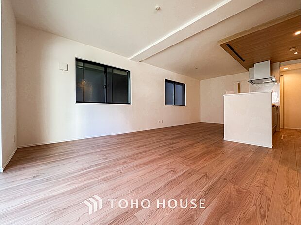 LDKでは家族が集まり、明るく穏やかな空気のなかで飲んだり、食べたり、笑ったり。