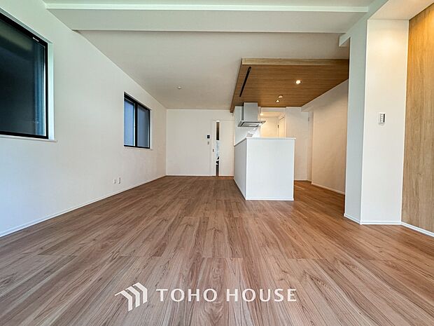 光が注がれる青い空から鮮やかに赤色にゆっくりと染まる。そんな優しい時間がここでは流れてゆく。