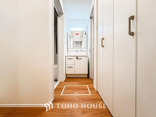 身だしなみのチェックがしやすい大きな鏡、下には収納がたっぷり。スッキリとした空間を演出いたします。