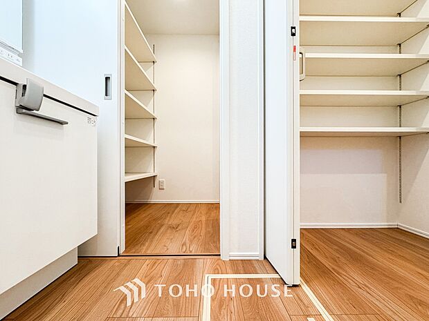 タオルや着替え、洗剤等の日用品を収納する事が出来るように、収納棚を設けております。