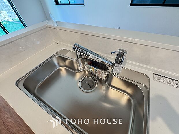 浄水器。ボタンひとつで浄水と原水に切り替えられる浄水器一体型水栓を使用。