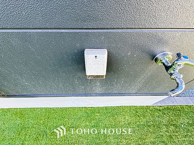 外部コンセント、外水栓がございます。お車やお庭の手入れや、外回りのお掃除の際にあると、便利です。