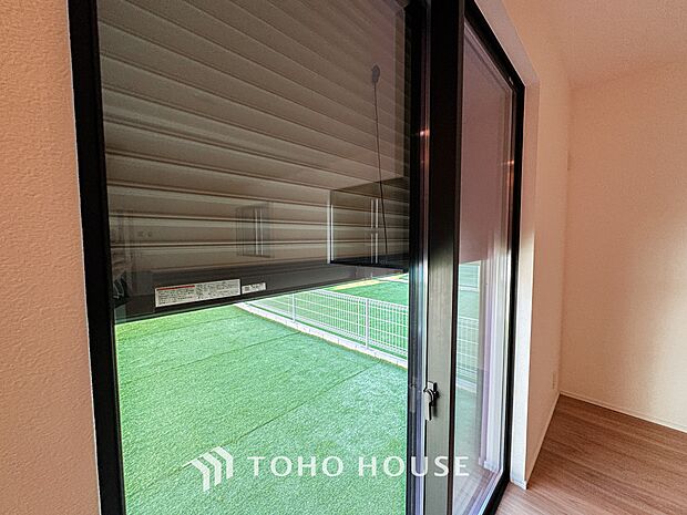 防犯機能のシャッターを完備しております。寒い冬でも中から開閉が可能ですのでラクラク便利。