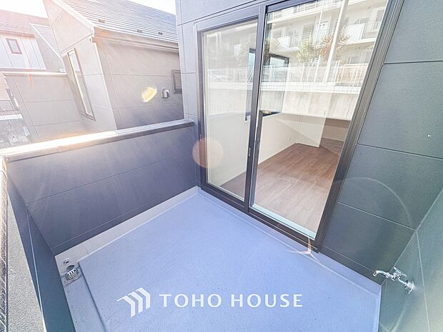 頬をなでる優しい風を感じることが出来るバルコニー。つい深呼吸をしたくなる気持ちの良い眺望です。