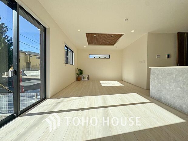 通風と採光を考慮したリビングは地域の鼓動を感じながらお寛ぎ頂くことが可能です。