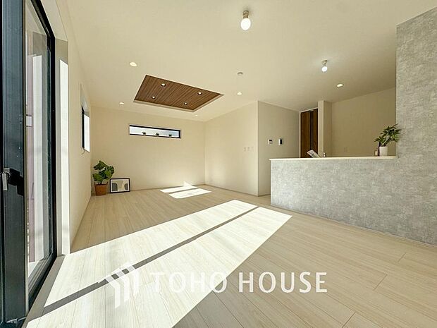 爽やかな通風と採光を存分に感じる事が出来る空間。毎日の暮らしに癒しをもたらす居心地の良いリビング。