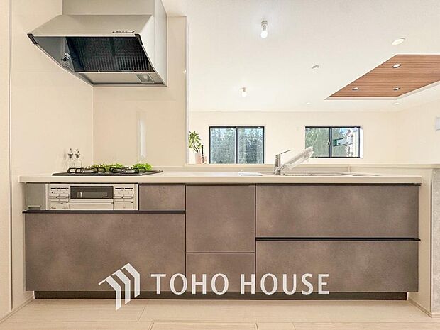 家族みんなでゆったりと調理や食事の準備ができる十分な広さを確保した、快適なキッチンスペース。