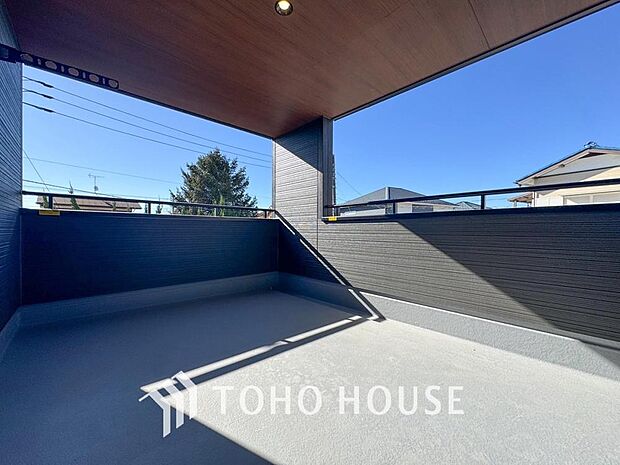 通風・採光に優れ、心地よい光と風があふれています。優しい陽射しが差し込むバルコニーとなっております。