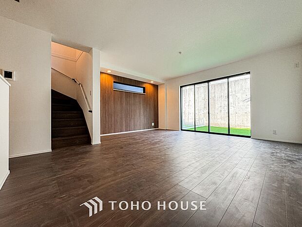 リビングも広く設け、訪れる人々を暖かく迎えてくれます。