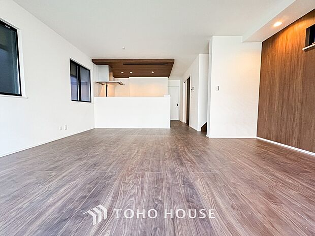 光が注がれる青い空から鮮やかに赤色にゆっくりと染まる。そんな優しい時間がここでは流れてゆく。