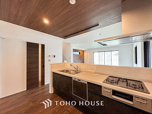 キッチンの収納は、デッドスペースになりやすい箇所を有効活用できる、スライド式収納を採用しました。