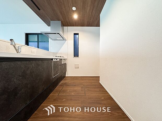 夫婦そろってキッチンに立っても調理がしやすく余裕の広さ。家事をしながら会話も弾みます。