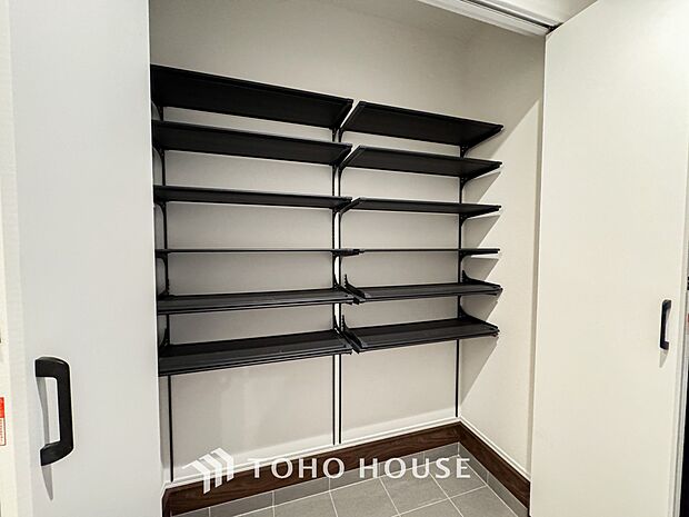 お子様のおもちゃやゴルフバック等、大きなお荷物をお持ちの方やお荷物が多い方でも安心のスペースです。