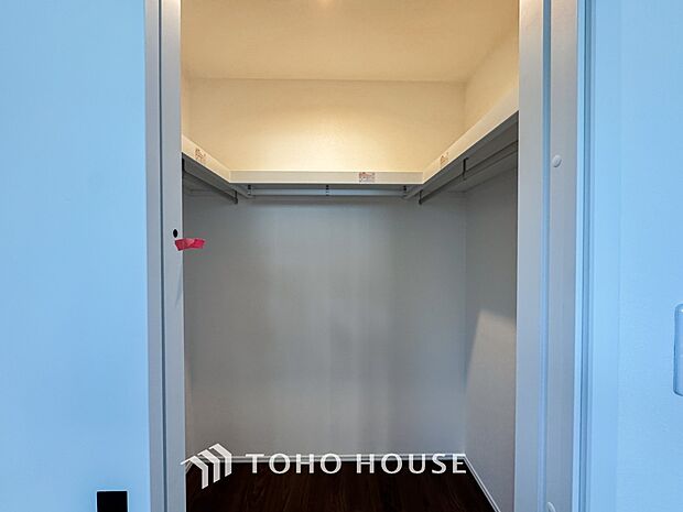 奥行きあるクローゼットを採用。衣装ケースや、掃除機といった物を収納できるような造りになっております。