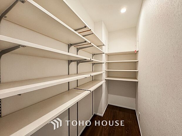 少しでも空いているスペースを収納にすることで、無駄のない空間を演出しております。