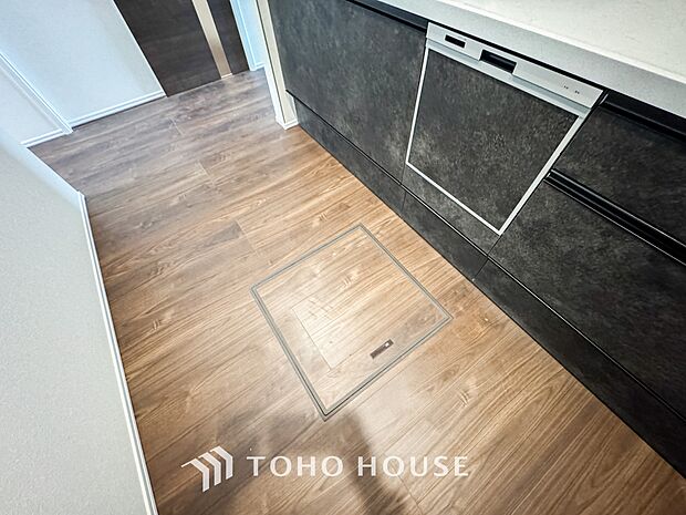 スペースを上手く活用した床下収納はあると何かと便利。食料のストック品はもちろん、掃除用具など。