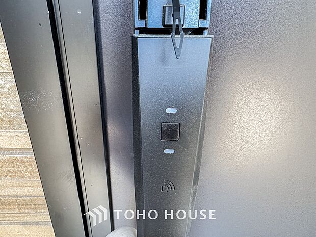 合鍵防止・オートロック設定など防犯性も高く、手がふさがっていても開錠できるスマートキー。
