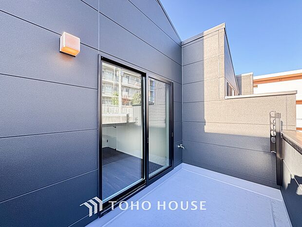 夜空の煌めきや、室内への通風や採光へ一役。ガーデニング等も充分に楽しめる広さを確保しております。