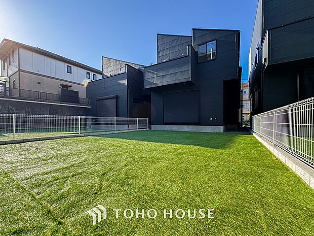 めまぐるしく過ぎ行く日々の中で、休息と癒しを提供してくれる空の下のプライベート空間があります。