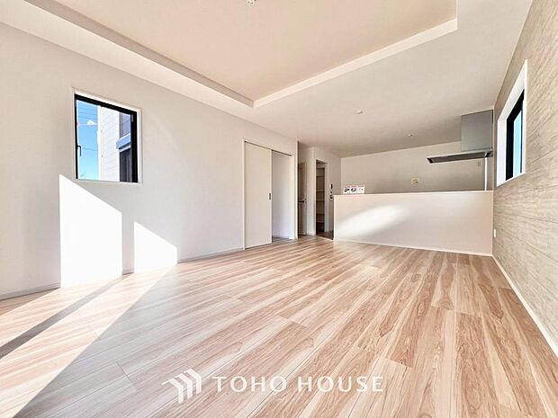 一日の中で多くの時間を過すことになるリビング。爽やかな通風と採光を存分に感じる事が出来る空間です。