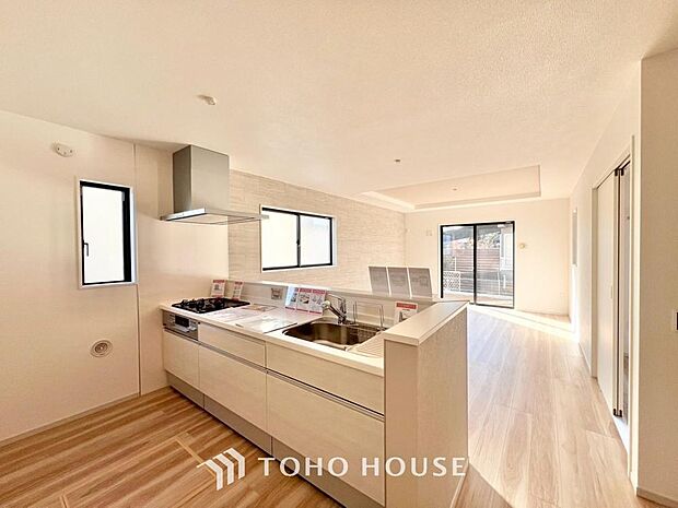 大型の冷蔵庫やレンジボードもしっかり置ける広々としたキッチンスペース。