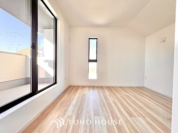 落ち着いたカラーの室内。インテリアやファブリックでお好みのテイストデザインを取り入れて頂けます。