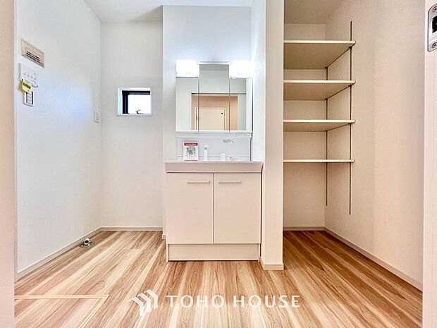 平日の朝であっても、落ち着きとくつろぎを感じられる空間。気持ちよく身だしなみを整えられます。