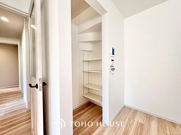 少しでも空いているスペースを収納にすることで、無駄のない空間を演出しております。