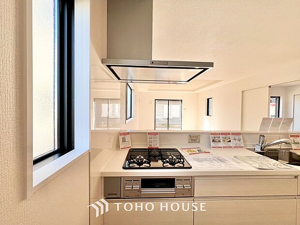 3口コンロは一度に複数のお料理を作ることができるメリットがあります。毎日のキッチンタイムを効率よく。