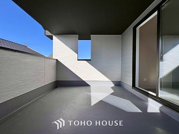 頬をなでる優しい風を感じることが出来るバルコニー。つい深呼吸をしたくなる気持ちの良い眺望です。