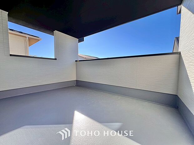 頬をなでる優しい風を感じることが出来るバルコニー。つい深呼吸をしたくなる気持ちの良い眺望です。