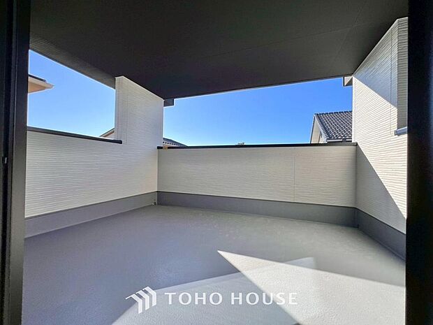 暖かい陽ざしが差込むバルコニー。晴れた日には、洗濯物が良く乾きます。風通しも良好です。