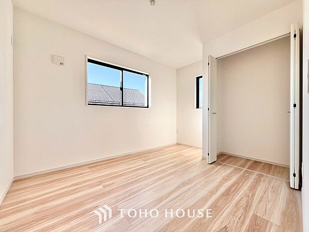 クローゼットを完備。家具の配置にも困らない設計がされており、採光と室内のバランスが絶妙です。