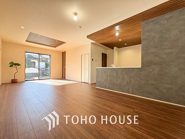 爽やかな通風と採光を存分に感じる事が出来る空間。毎日の暮らしに癒しをもたらす居心地の良いリビング。