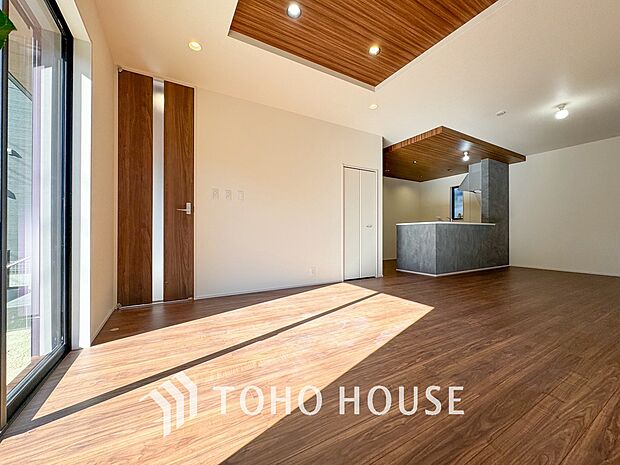 広々としたLDKは、家族が自然に集まりやすく、一緒に過ごす時間を楽しめる工夫が施されています。