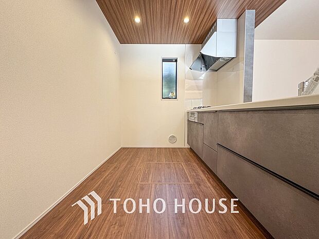 家族みんなでゆったりと調理や食事の準備ができる十分な広さを確保した、快適なキッチンスペース。