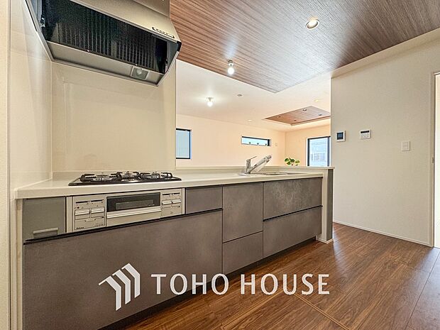 美しく使いやすいキッチン空間。優しい温もりを醸し出すキッチンは料理の為の配慮を随所に注ぎました。