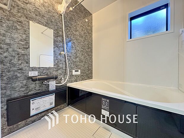 落ち着いたカラーの室内。インテリアやファブリックでお好みのテイストデザインを取り入れて頂けます。