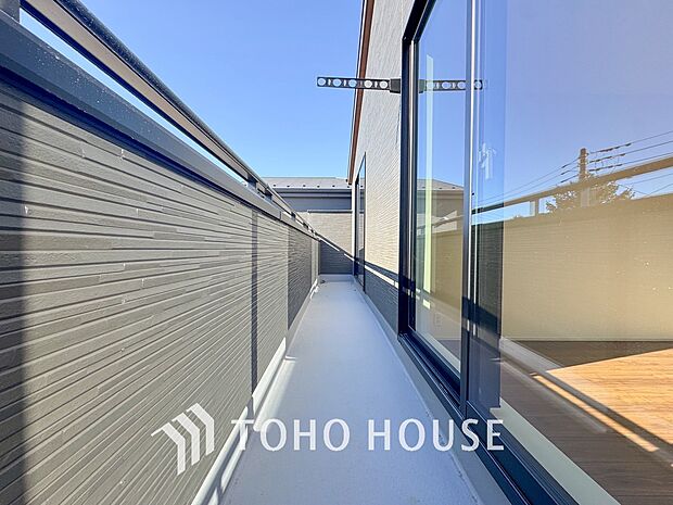 通風・採光に優れ、心地よい光と風があふれています。優しい陽射しが差し込むバルコニーとなっております。